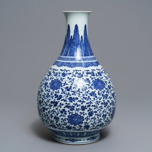 Un vase de forme bouteille en porcelaine de Chine bleu et blanc à décor floral, Qianlong — photo 2