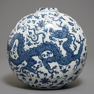 Un vase de forme bouteille en porcelaine de Chine bleu et blanc aux dragons, 19/20ème — photo 1