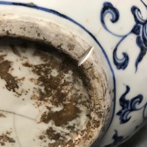 Un vase de forme bouteille en porcelaine de Chine bleu et blanc aux dragons, 19/20ème — photo 11