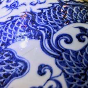 Un vase de forme bouteille en porcelaine de Chine bleu et blanc aux dragons, 19/20ème — photo 15