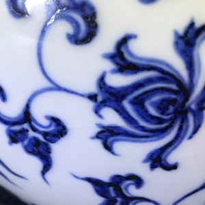 Un vase de forme bouteille en porcelaine de Chine bleu et blanc aux dragons, 19/20ème — photo 24