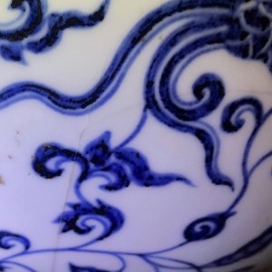 Un vase de forme bouteille en porcelaine de Chine bleu et blanc aux dragons, 19/20ème — photo 25