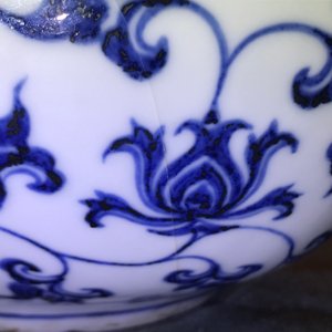 Un vase de forme bouteille en porcelaine de Chine bleu et blanc aux dragons, 19/20ème — photo 29