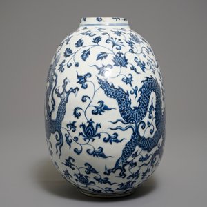 Un vase de forme bouteille en porcelaine de Chine bleu et blanc aux dragons, 19/20ème — photo 4