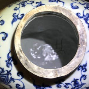 Un vase de forme bouteille en porcelaine de Chine bleu et blanc aux dragons, 19/20ème — photo 7