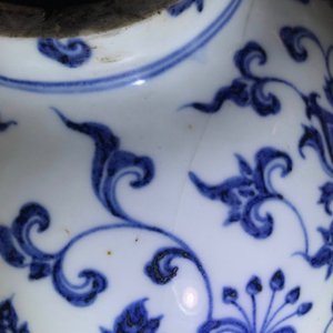 Un vase de forme bouteille en porcelaine de Chine bleu et blanc aux dragons, 19/20ème — photo 8