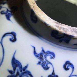 Un vase de forme bouteille en porcelaine de Chine bleu et blanc aux dragons, 19/20ème — photo 10