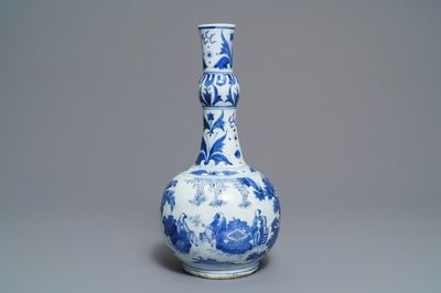 Un vase de forme bouteille en porcelaine de Chine bleu et blanc, époque Transition
