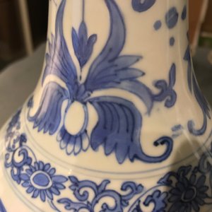 Un vase de forme bouteille en porcelaine de Chine bleu et blanc, époque Transition — photo 11