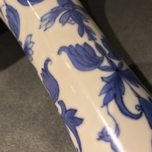 Un vase de forme bouteille en porcelaine de Chine bleu et blanc, époque Transition — photo 13