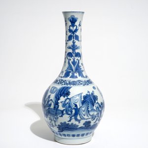 Un vase de forme bouteille en porcelaine de Chine bleu et blanc, époque Transition — photo 5