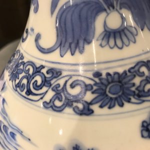 Un vase de forme bouteille en porcelaine de Chine bleu et blanc, époque Transition — photo 9