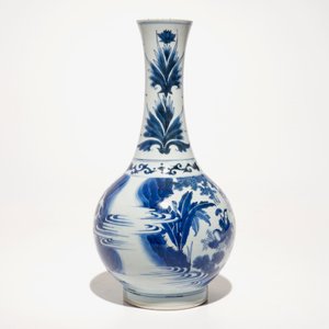 Un vase de forme bouteille en porcelaine de Chine bleu et blanc, époque Transition — photo 2