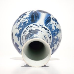 Un vase de forme bouteille en porcelaine de Chine bleu et blanc, époque Transition — photo 5