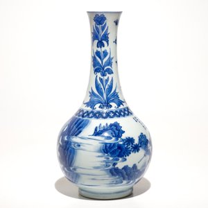 Un vase de forme bouteille en porcelaine de Chine bleu et blanc, époque Transition — photo 3