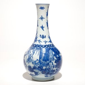 Un vase de forme bouteille en porcelaine de Chine bleu et blanc, époque Transition — photo 4