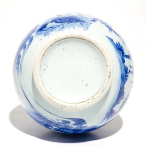 Un vase de forme bouteille en porcelaine de Chine bleu et blanc, époque Transition — photo 6