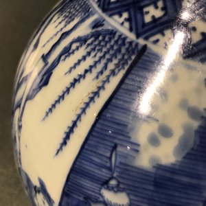 Un vase de forme bouteille en porcelaine de Chine bleu et blanc, époque Transition — photo 7