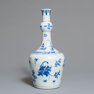 Un vase de forme bouteille en porcelaine de Chine bleu et blanc, époque Transition — photo 2
