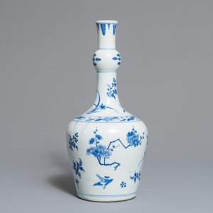Un vase de forme bouteille en porcelaine de Chine bleu et blanc, époque Transition — photo 3
