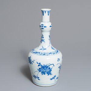 Un vase de forme bouteille en porcelaine de Chine bleu et blanc, époque Transition — photo 7