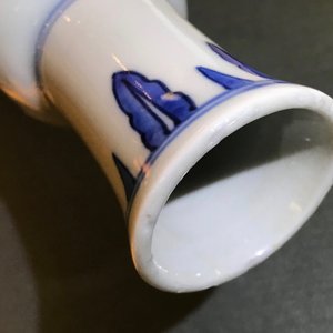 Un vase de forme bouteille en porcelaine de Chine bleu et blanc, époque Transition — photo 9