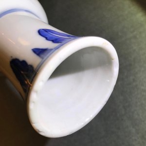 Un vase de forme bouteille en porcelaine de Chine bleu et blanc, époque Transition — photo 10