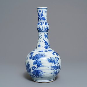Un vase de forme bouteille en porcelaine de Chine bleu et blanc, époque Transition — photo 2
