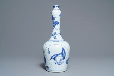Un vase de forme bouteille en porcelaine de Chine bleu et blanc, époque Transition