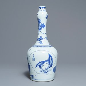 Un vase de forme bouteille en porcelaine de Chine bleu et blanc, époque Transition — photo 1