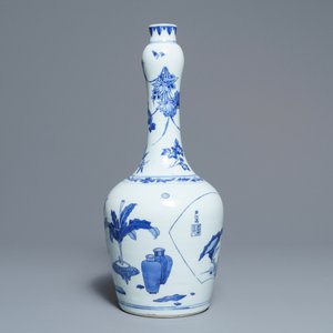 Un vase de forme bouteille en porcelaine de Chine bleu et blanc, époque Transition — photo 2