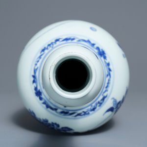 Un vase de forme bouteille en porcelaine de Chine bleu et blanc, époque Transition — photo 6