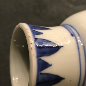 Un vase de forme bouteille en porcelaine de Chine bleu et blanc, époque Transition — photo 8