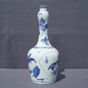 Un vase de forme bouteille en porcelaine de Chine bleu et blanc, époque Transition — photo 9