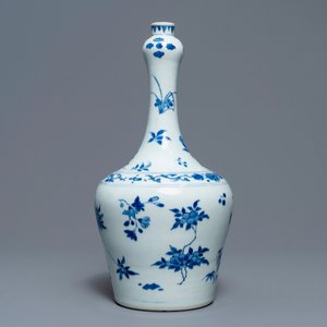 Un vase de forme bouteille en porcelaine de Chine bleu et blanc, époque Transition — photo 3