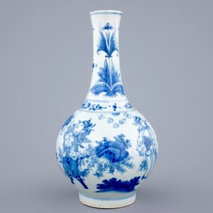 Un vase de forme bouteille en porcelaine de Chine bleu et blanc, époque Transition, 1620-1683 — photo 2