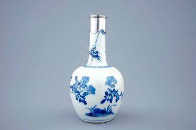 Un vase de forme bouteille en porcelaine de Chine bleu et blanc, Kangxi