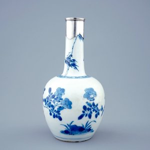Un vase de forme bouteille en porcelaine de Chine bleu et blanc, Kangxi — photo 1