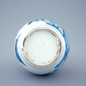 Un vase de forme bouteille en porcelaine de Chine bleu et blanc, Kangxi — photo 5