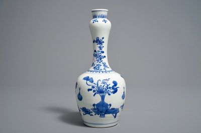 Un vase de forme bouteille en porcelaine de Chine bleu et blanc, Kangxi