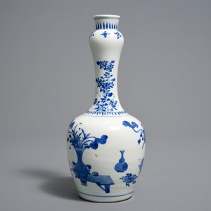 Un vase de forme bouteille en porcelaine de Chine bleu et blanc, Kangxi — photo 3