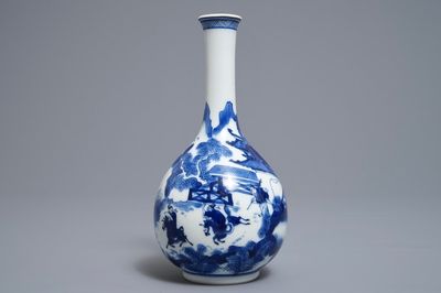 Un vase de forme bouteille en porcelaine de Chine bleu et blanc, Kangxi