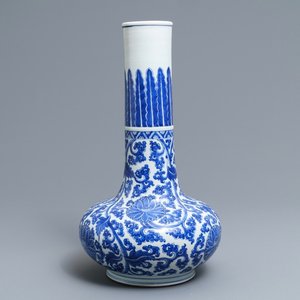 Un vase de forme bouteille en porcelaine de Chine bleu et blanc, Kangxi — photo 1