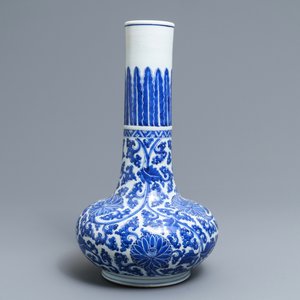 Un vase de forme bouteille en porcelaine de Chine bleu et blanc, Kangxi — photo 3