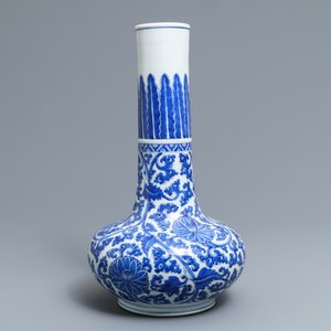 Un vase de forme bouteille en porcelaine de Chine bleu et blanc, Kangxi — photo 4