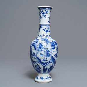 Un vase de forme bouteille en porcelaine de Chine bleu et blanc, Kangxi — photo 1