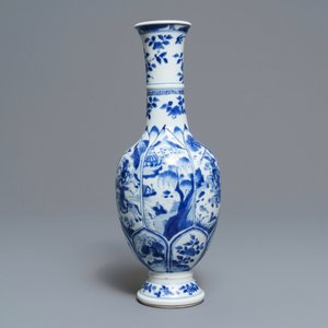 Un vase de forme bouteille en porcelaine de Chine bleu et blanc, Kangxi — photo 4