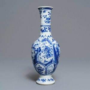 Un vase de forme bouteille en porcelaine de Chine bleu et blanc, Kangxi — photo 5