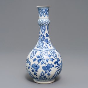 Un vase de forme bouteille en porcelaine de Chine bleu et blanc, Kangxi — photo 2