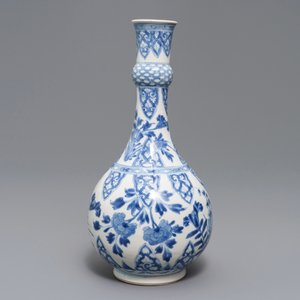 Un vase de forme bouteille en porcelaine de Chine bleu et blanc, Kangxi — photo 4